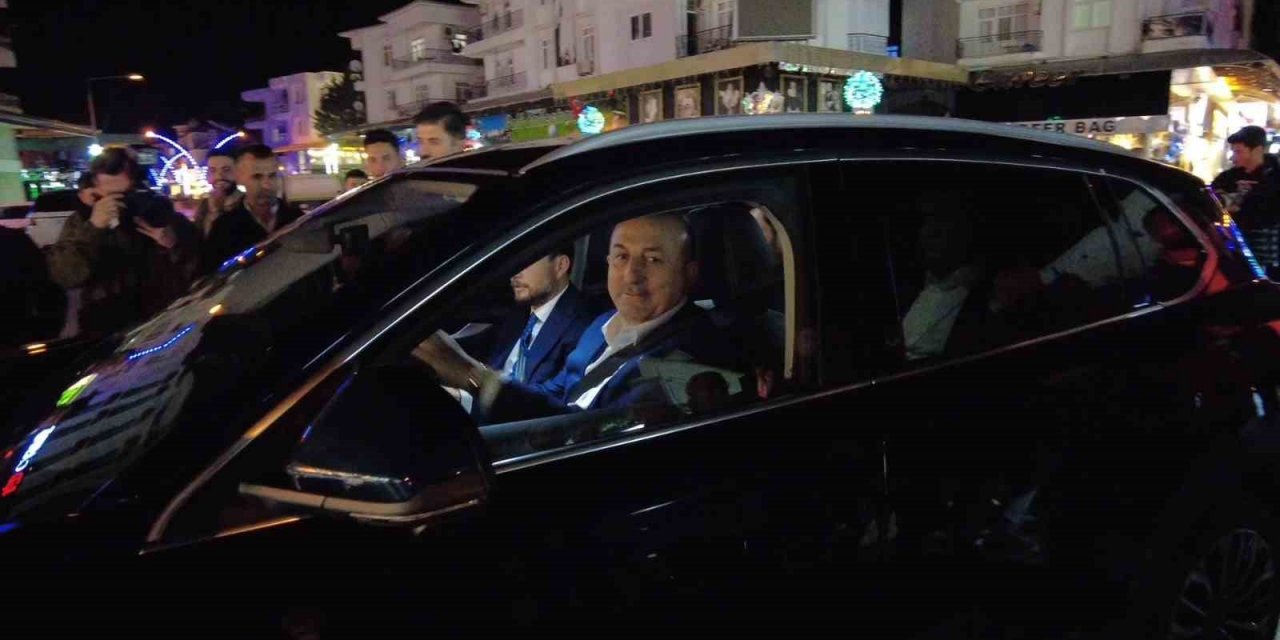 Bakan Çavuşoğlu TOGG ile gezdi, turist ve esnaf yoğun ilgi gösterdi