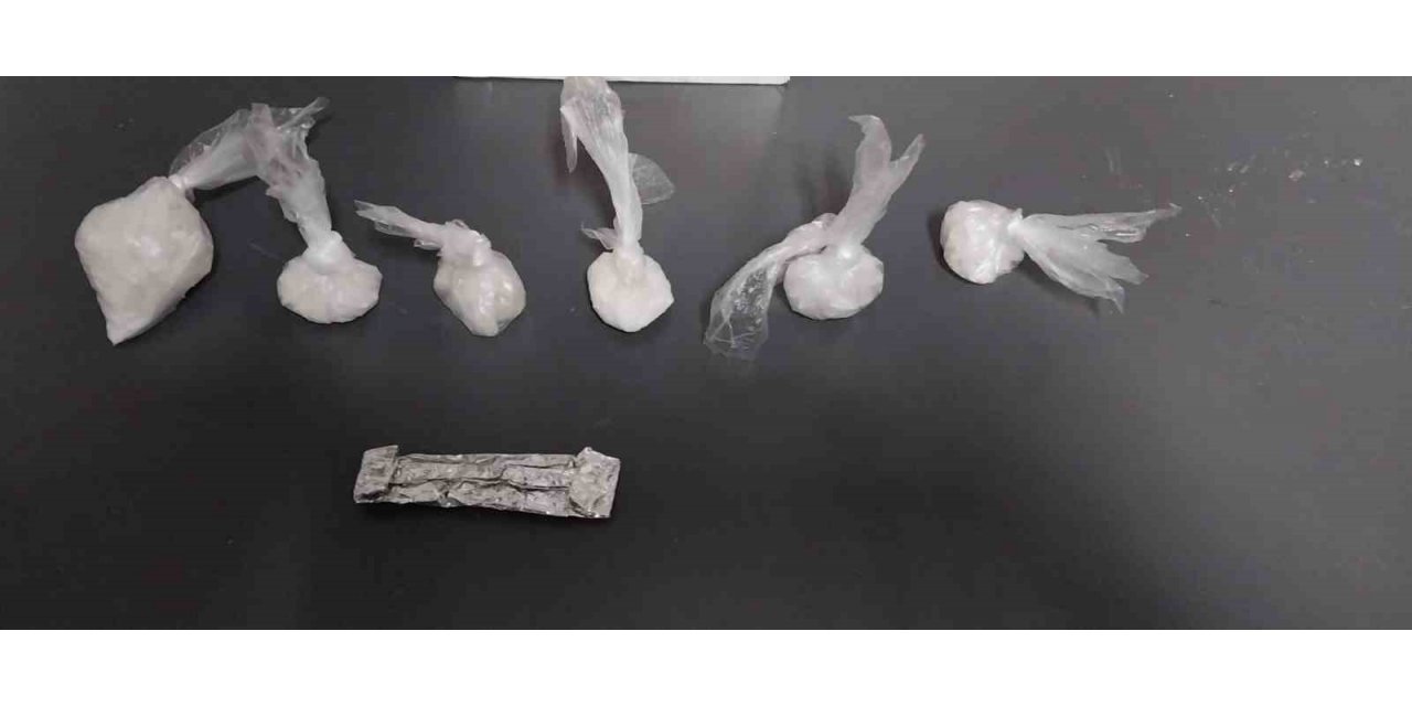 Aracın motor kısmına zulalanan uyuşturucu maddeler güven timlerinden kaçmadı