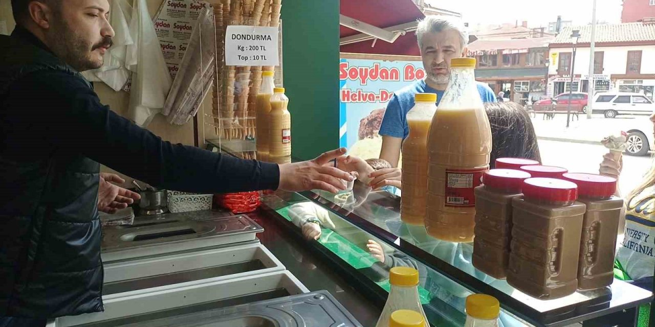 87 yıldır aynı dükkânda 4 kuşaktır aynı lezzetle dondurma yapıyorlar