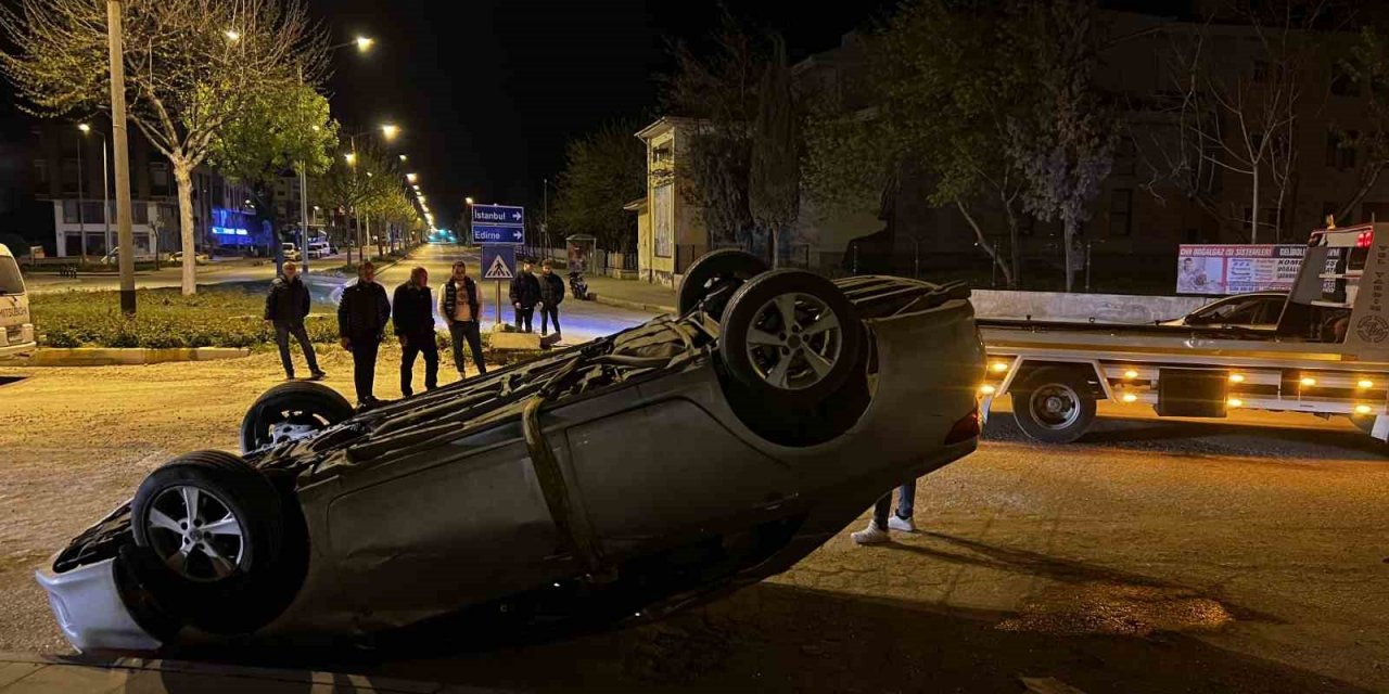 Gelibolu’da takla atan otomobildeki 2 kişi yaralandı