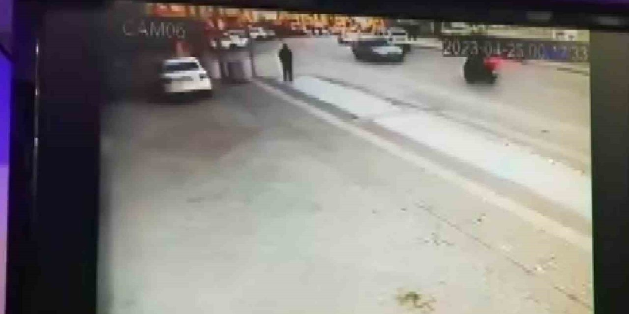Biri ters şeride girdi, diğeri vurup kaçtı... Hayrete düşüren kaza kamerada