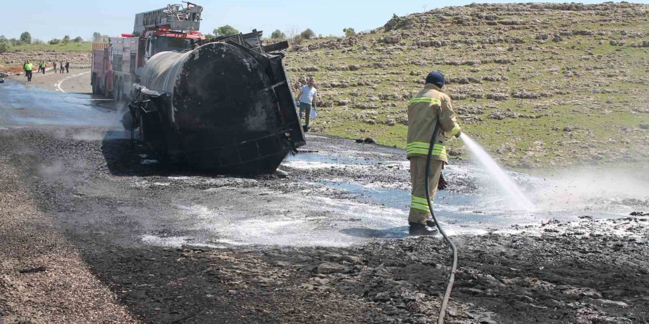 Ham petrol yüklü tır kamyonetle çarpıştı: 2 ölü, 4 yaralı