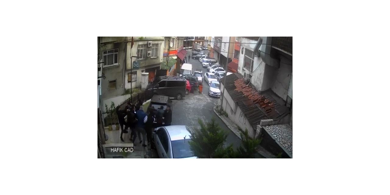 İstanbul’da dehşet anları kamerada: İşyerini basan gruptan bir kişi silahla havaya defalarca ateş açtı
