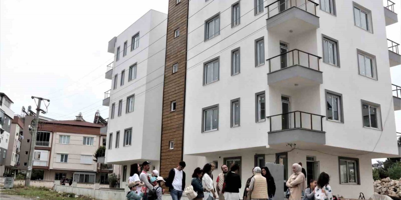 “2 ayda teslim edilecek” sözü ile adlıkları evlerini sadece dışarıdan izleyebiliyorlar