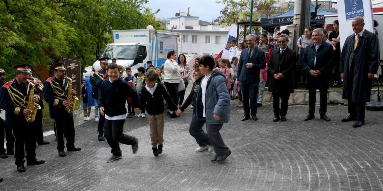SEYAKMER’de Kuşadalı çocukların şenlik coşkusu