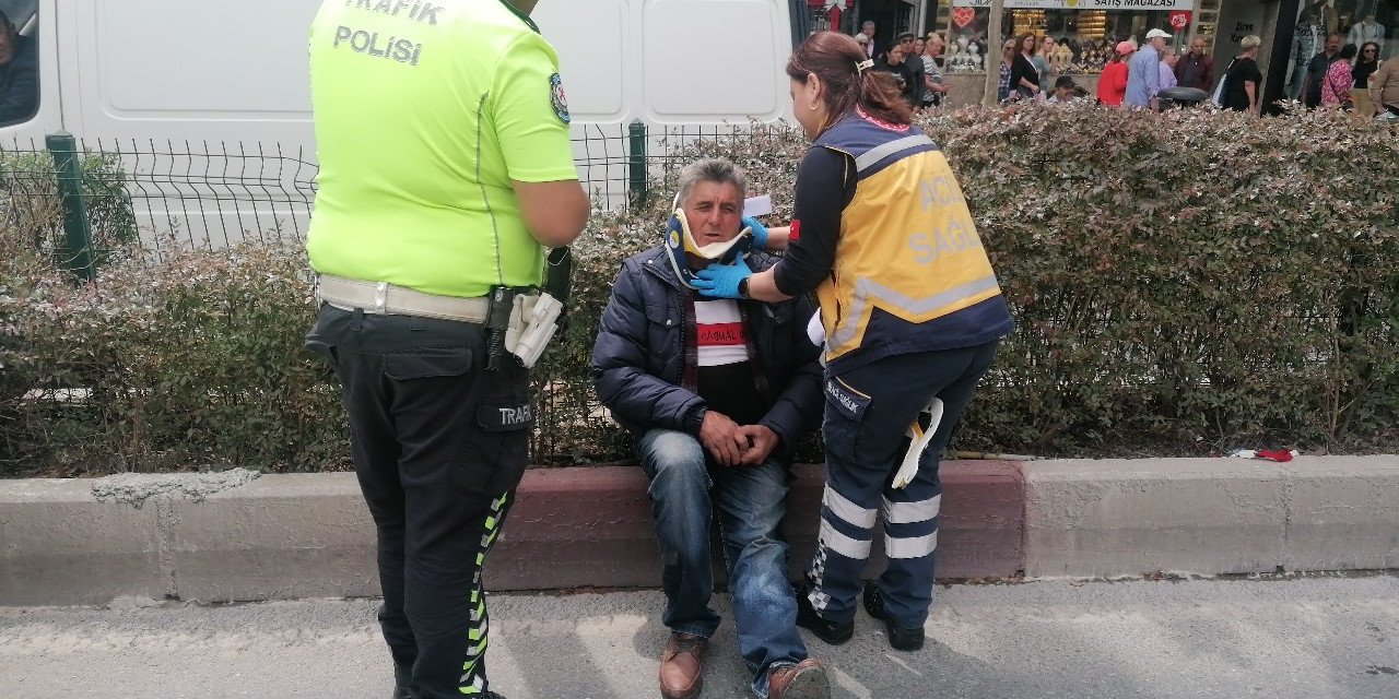 Yayalara yol veren ATV’ye hafif ticari araç çarptı: 3 yaralı