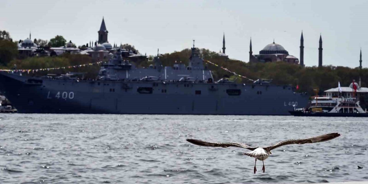 Ayasofya’dan TCG Anadolu’ya eşsiz manzara