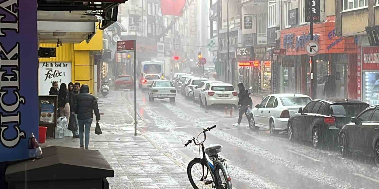 Dün güneşli olan Balıkesir, bugün sağanak yağışa teslim oldu