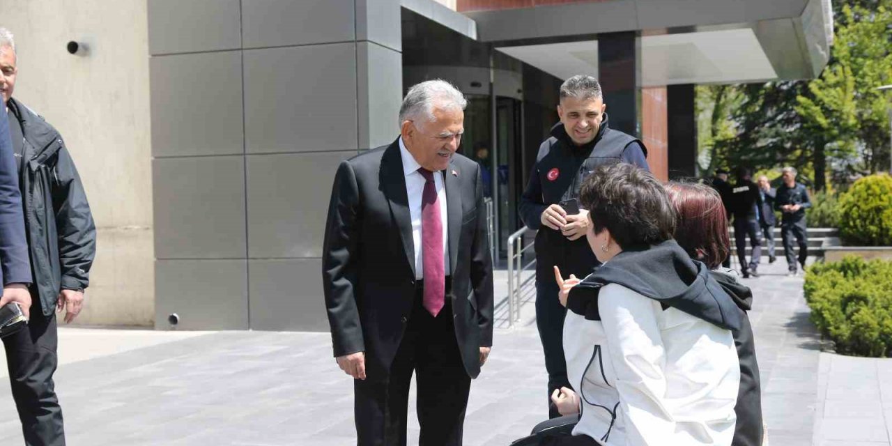 Başkan Büyükkılıç, yemekhanede personel ve vatandaş ile buluştu