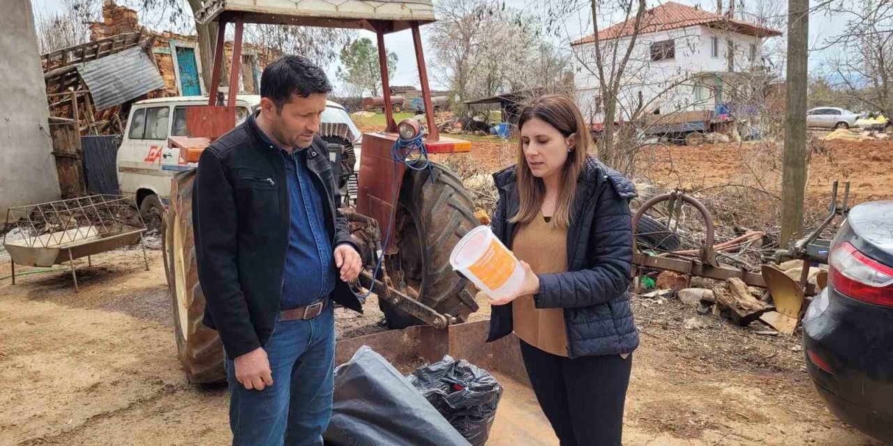 Karacasulu incir üreticilerine ekşilik böceği tuzakları dağıtıldı