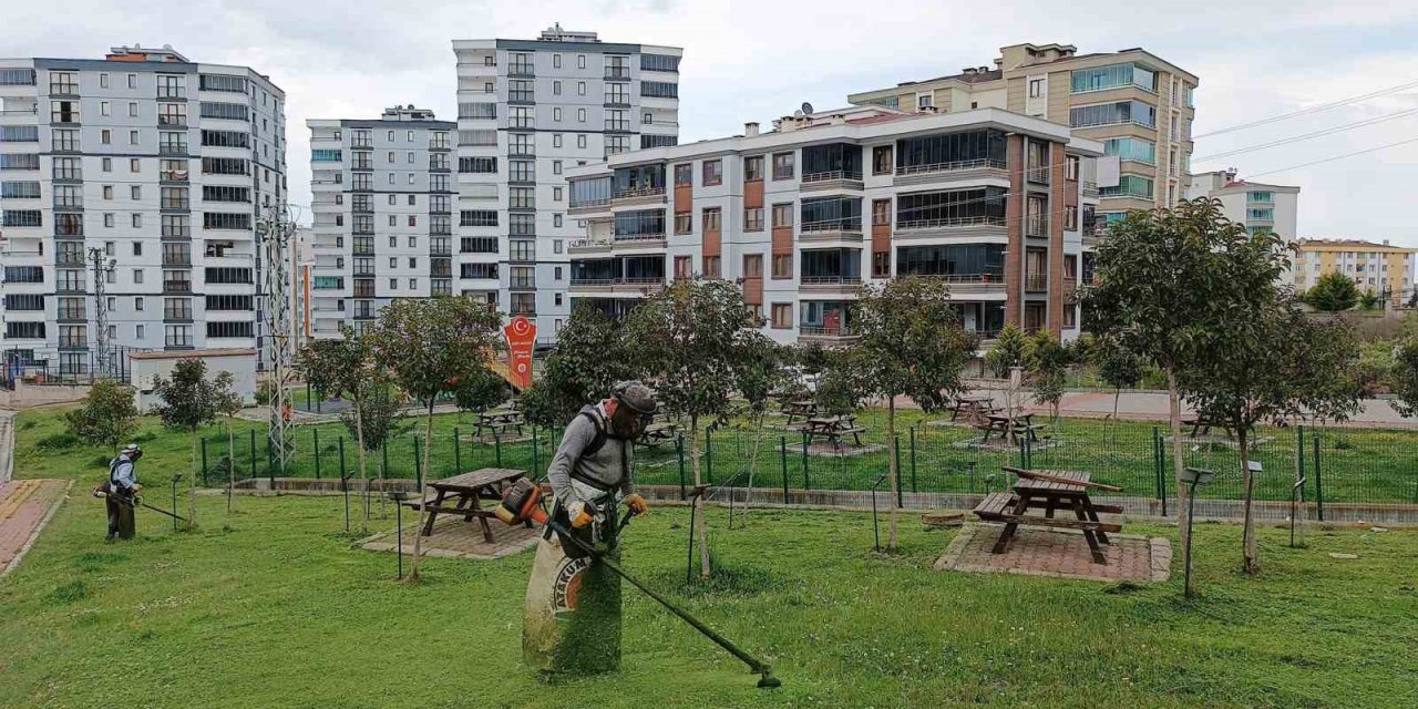 Atakum’un parklarında bahar temizliği