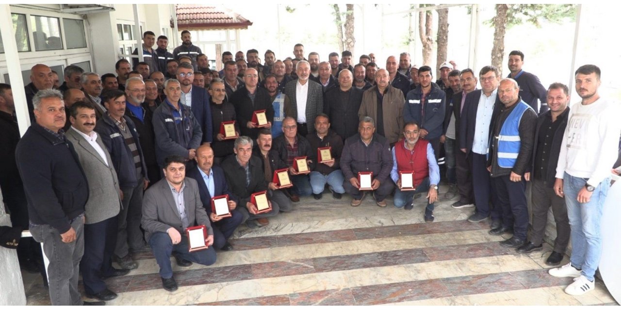 Başkan Başdeğirmen, emekliye ayrılan personellere plaket verdi