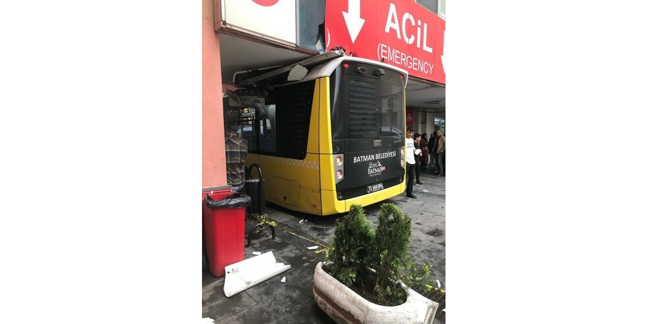 Fenalaşan yolcuyu hastaneye yetiştiren belediye otobüsü acil girişinde sıkıştı