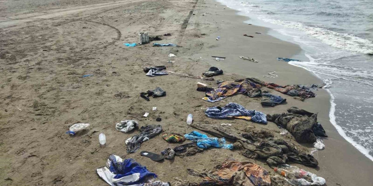 Lastik bot battı, 33 düzensiz göçmen yüzerek karayı çıktı