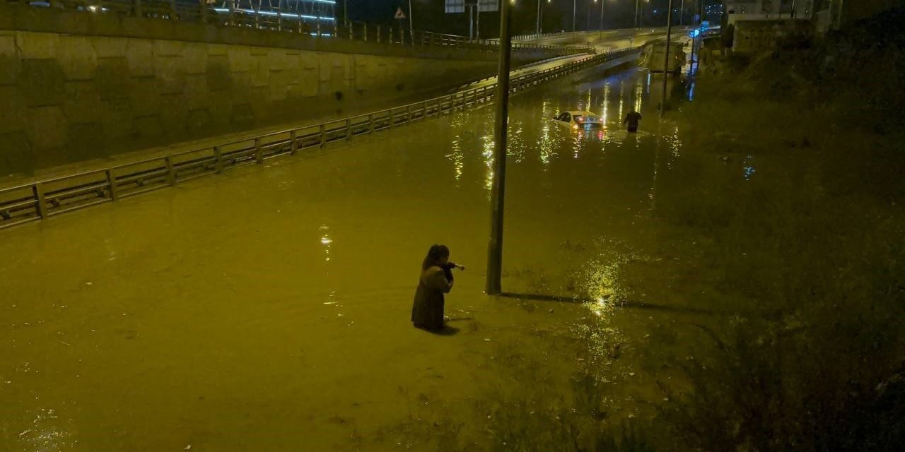 Araçlar yağmur sularının içinde kaldı