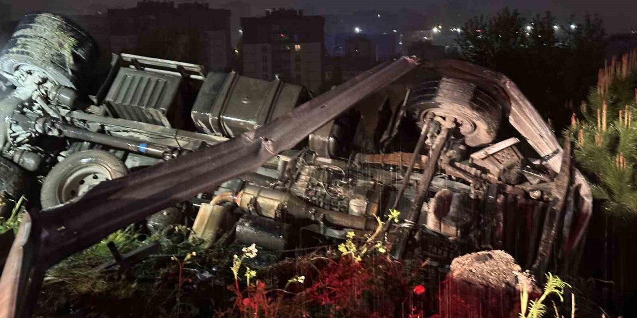 Başakşehir’de iplik yüklü kamyon ağaçlık alana devrildi