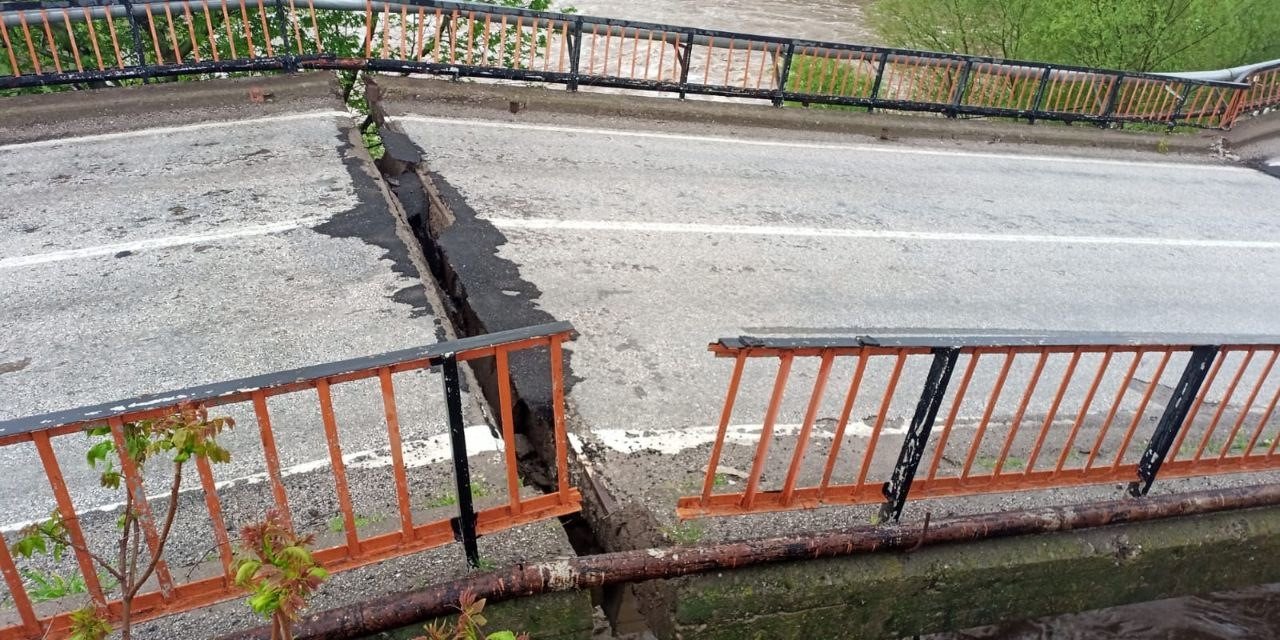 Sağanak yağışlar köprüye zarar verdi