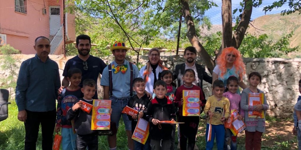 Batman’da çocuklar seyyar tiyatro ekibiyle doyası eğleniyor