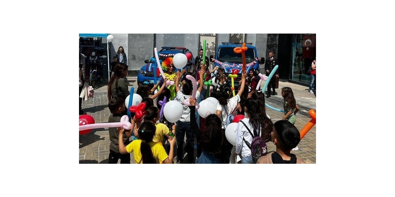 Jandarma ekipleri çocukları trafik hakkında bilgilendirdi