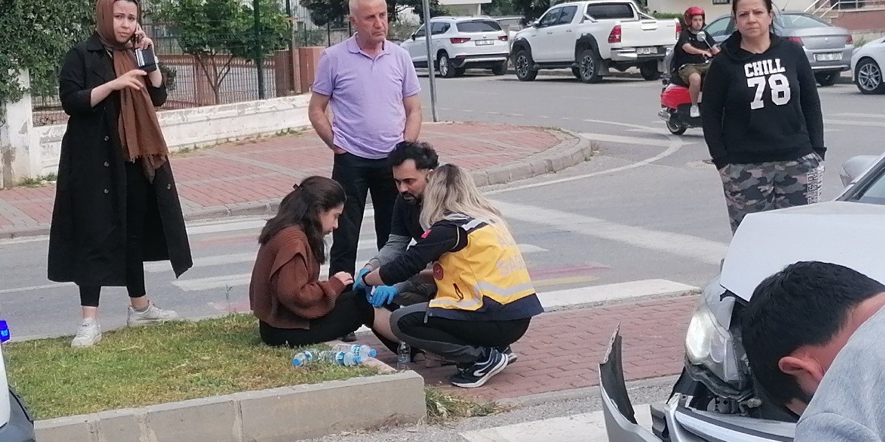 Antalya’da ticari taksi ile otomobil çarpıştı: 2 yaralı