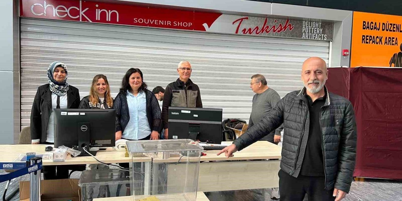 İlk oyu kullanmak için Romanya’dan geldi