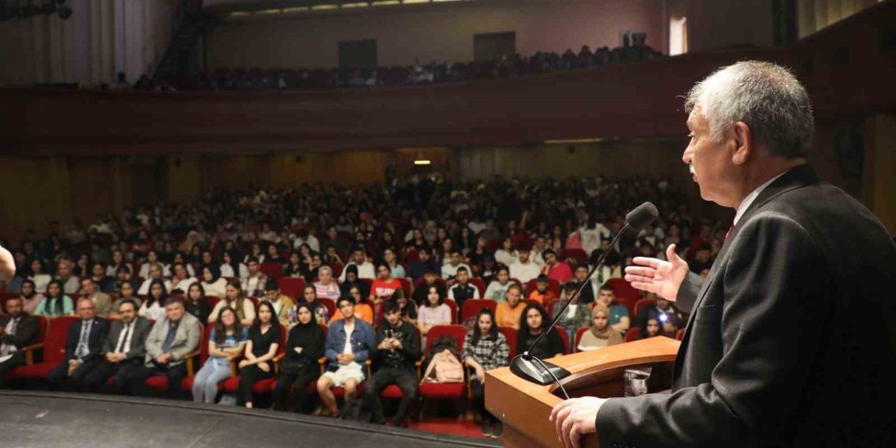 YKS’ye girecek öğrencilere farkındalık ve motivasyon konferansı