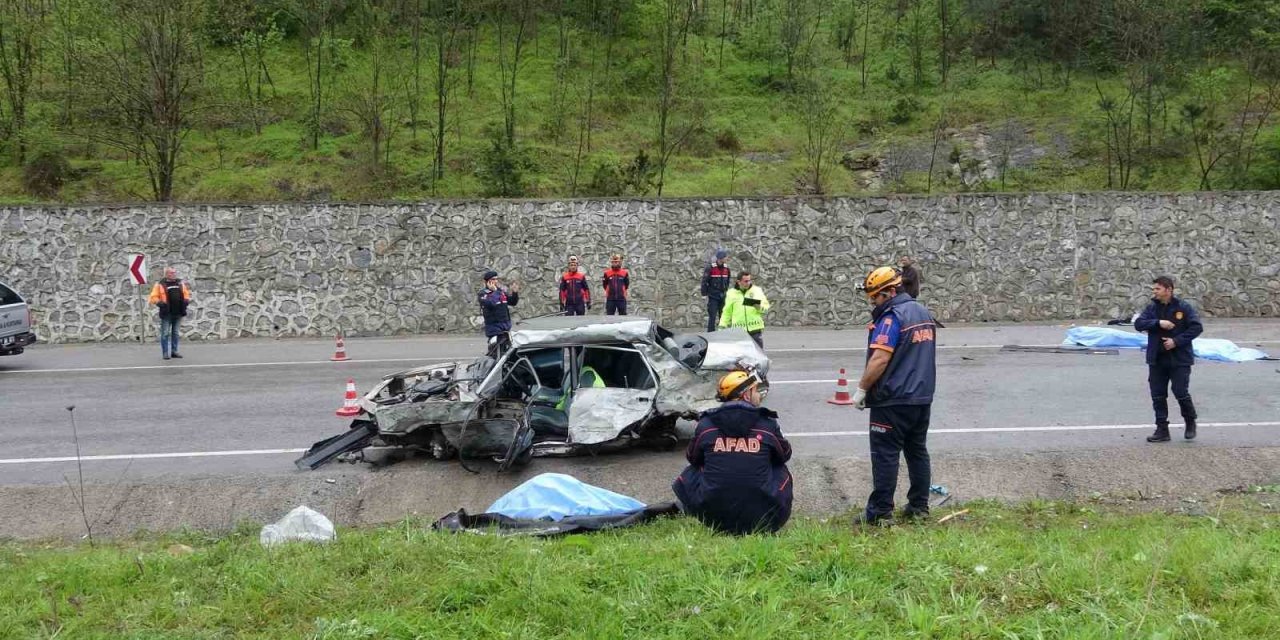 Tofaş hurdaya döndü: 3 ölü, 1 yaralı