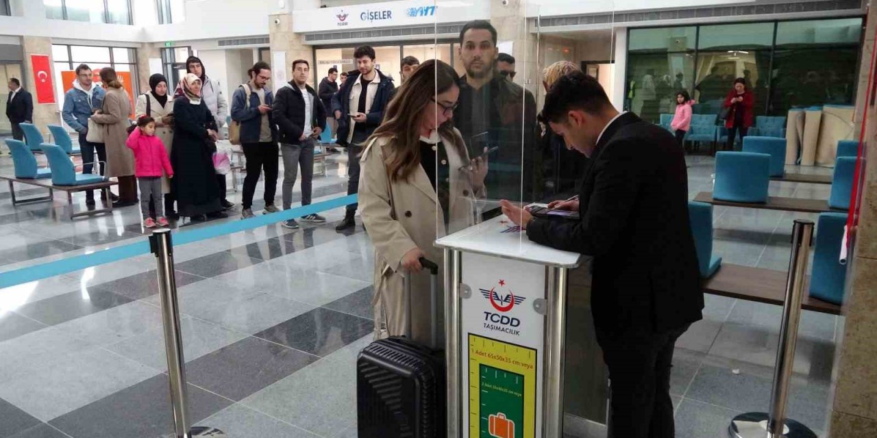 YHT’nin ilk ücretsiz yolcuları Ankara ve Sivas’a hareket etti