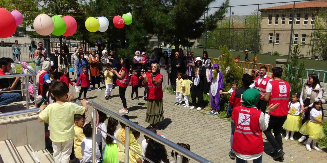 Gercüş’te Kızılay gönüllüleri miniklerin yüzünü güldürdü