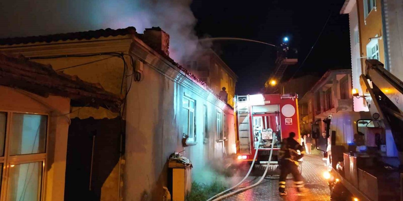 Gece yarısı çıkan yangın mahalleliyi sokağa döktü