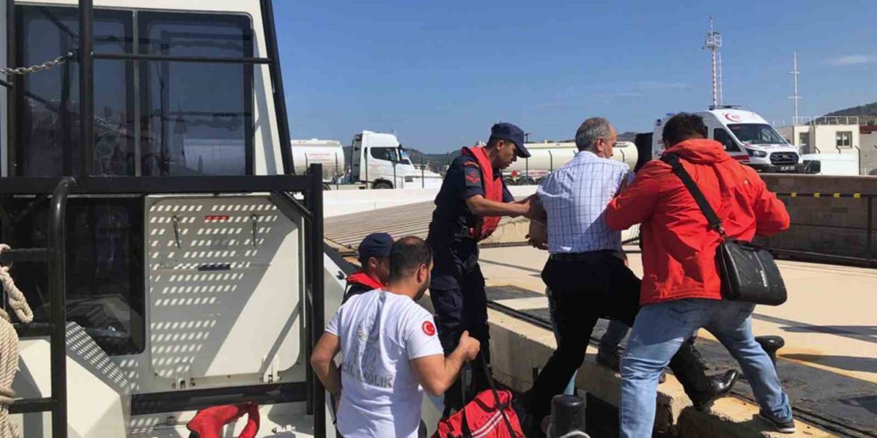 Ticari gemide rahatsızlanan vatandaşa tıbbi tahliye