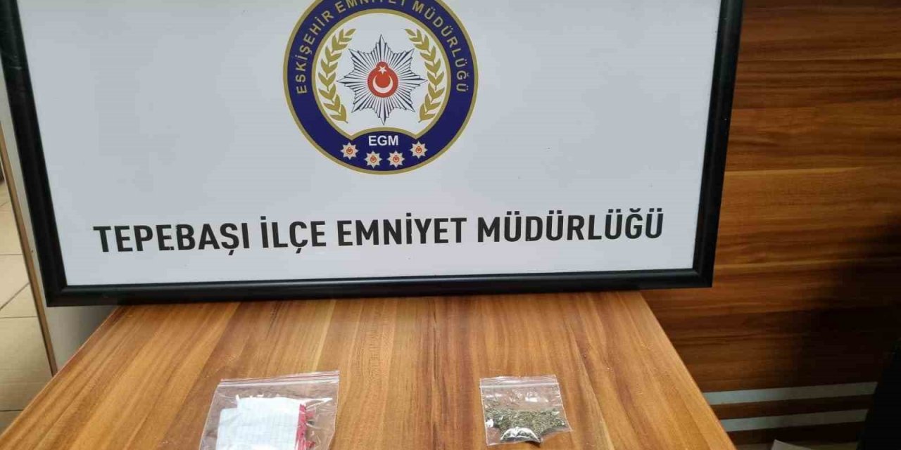 7 Suçtan aranan 2 şahıs uyuşturucu madde ile yakayı ele verdi