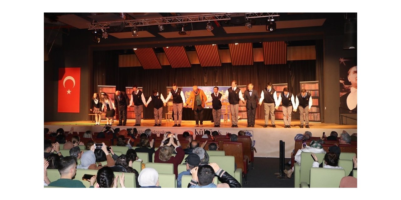 Ölü Ozanlar Derneği tiyatro oyunu beğeniyle izlenildi