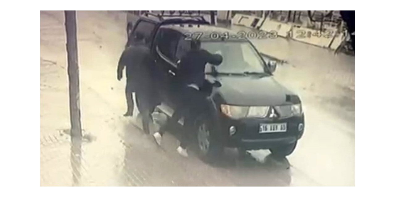 Genç kıza çarpan kamyonetin camlarını kırdılar