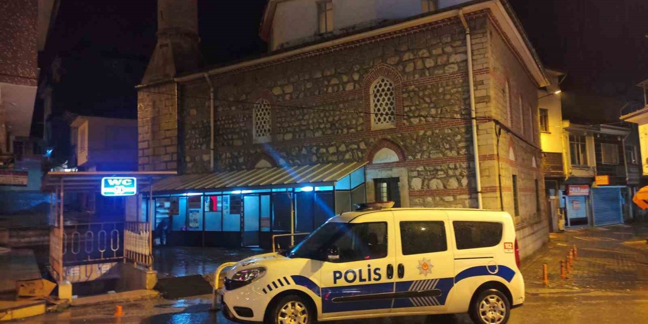 Camideki vatandaşların ayakkabılarını çalan şahıs çöp kutusuna atmış