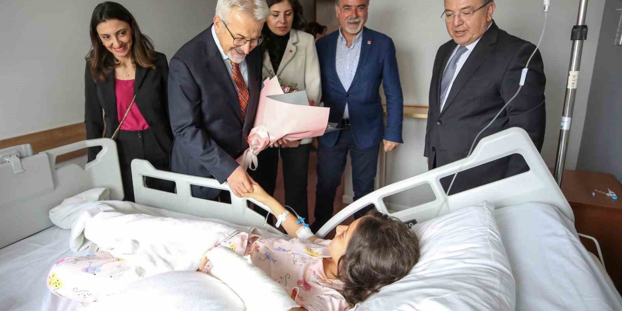 Başkan Turgay Erdem’den kazazede öğrencilere ziyaret