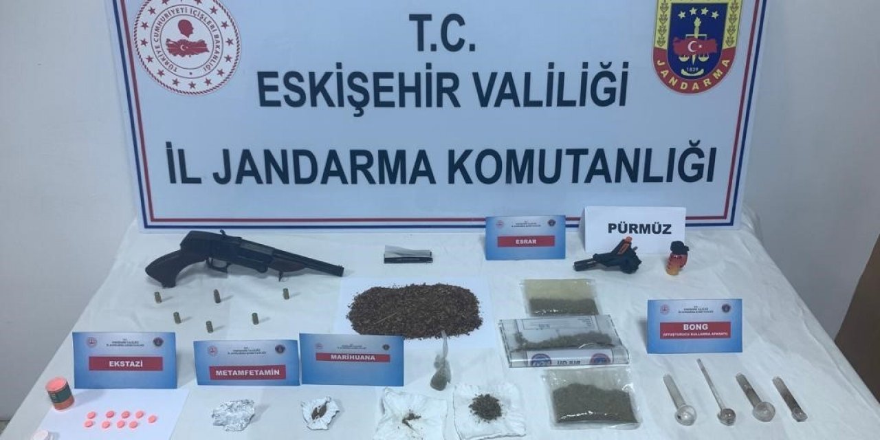 Devriye esnasında şüphelenilen 3 şahsın üzerinde, ikametinde ve aracında uyuşturucu bulundu