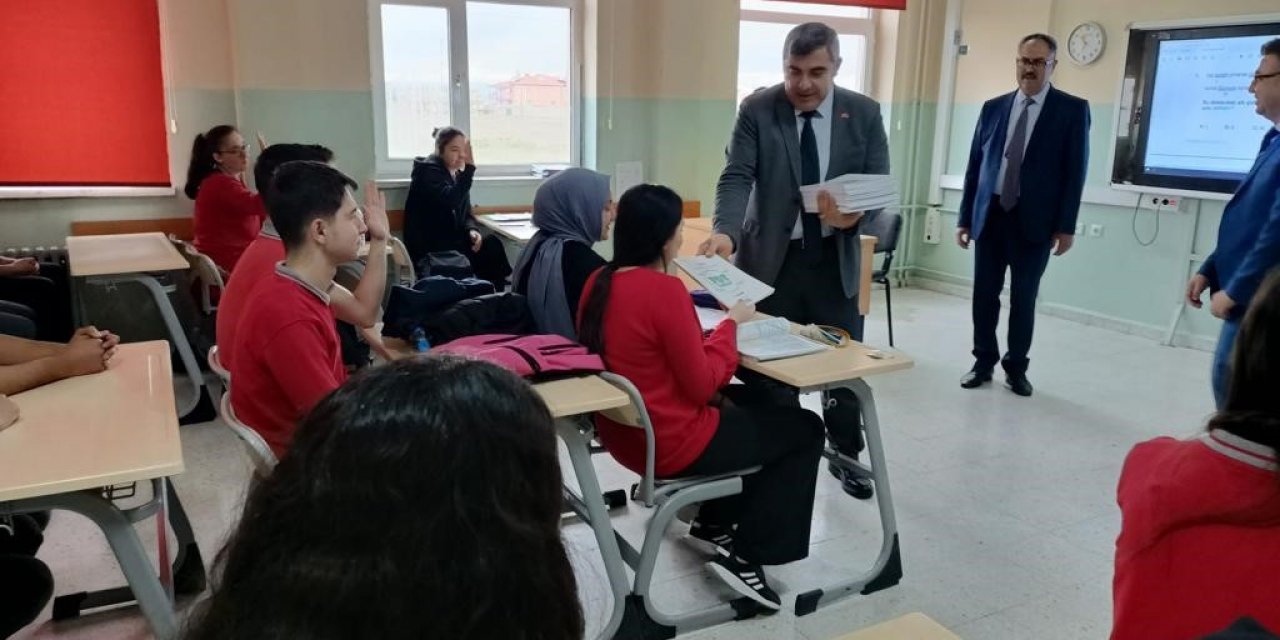 Afyonkarahisar’da test kitapları dağıtıldı