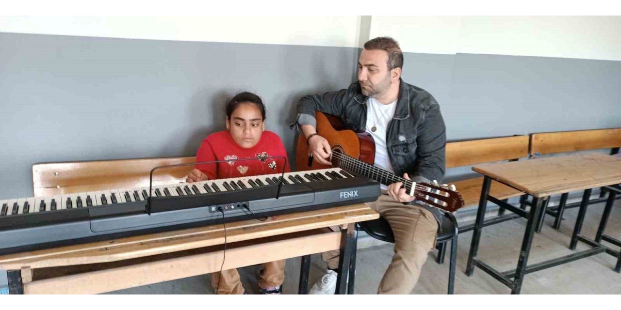 Özel eğitim öğrencisinin azmi engel tanımadı, 3 haftada piyano çalmayı başardı