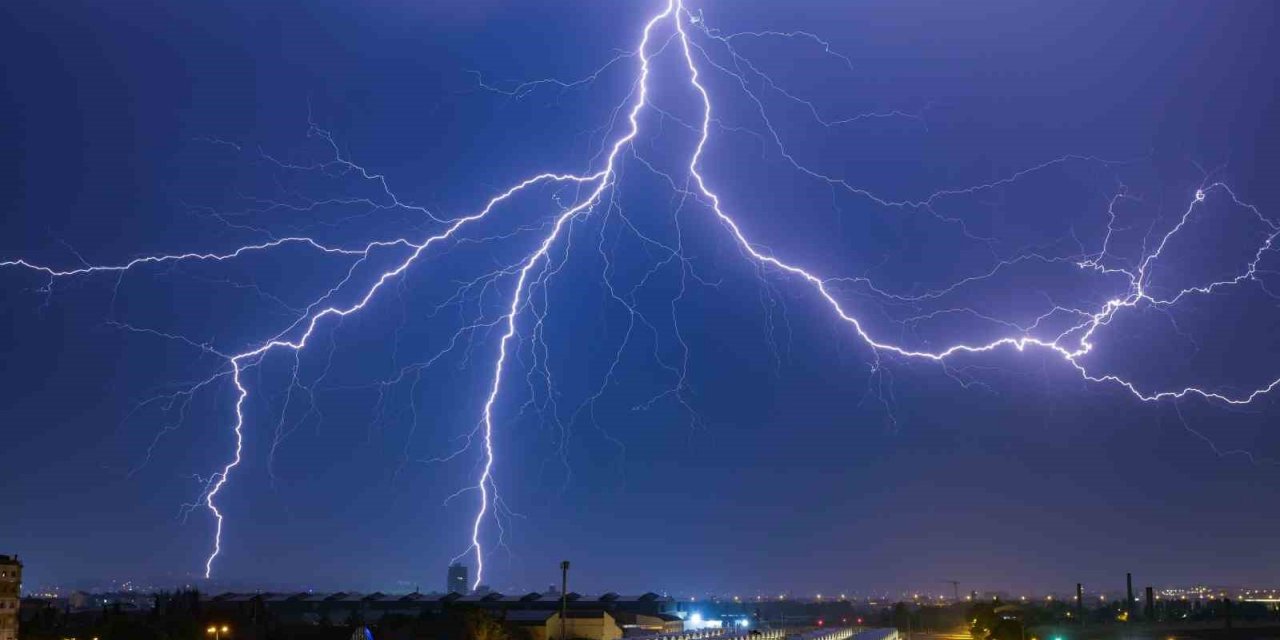 Şimşeklerin dansı gökyüzünde görsel şölen oluşturdu