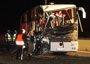 Yolcu taşıyan otobüs TIR'a çarptı: 1 ölü