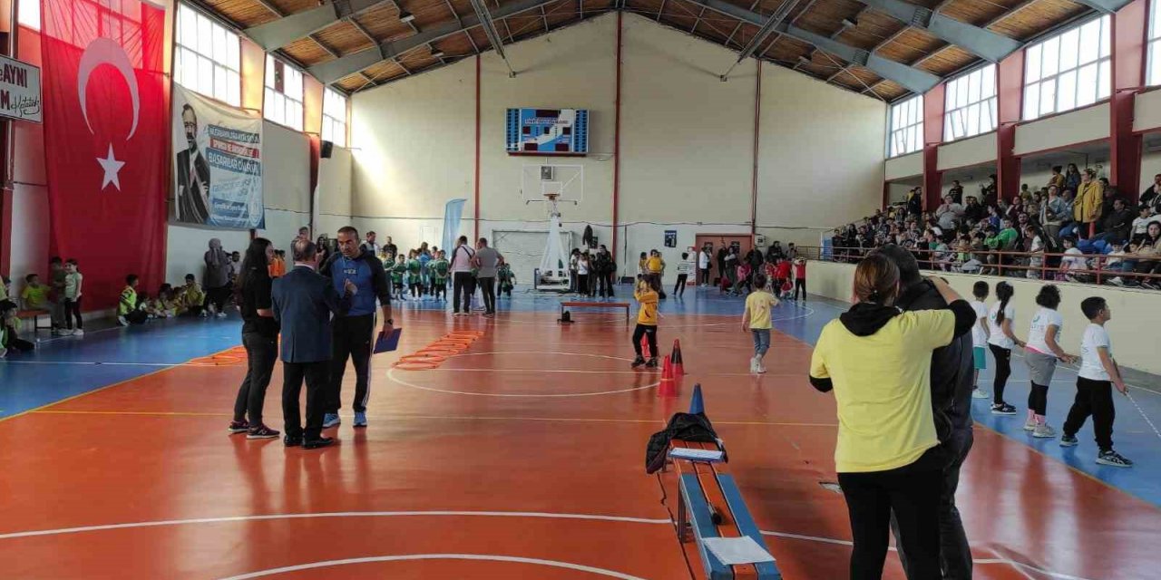 Dikili’de çocuklar yarıştı