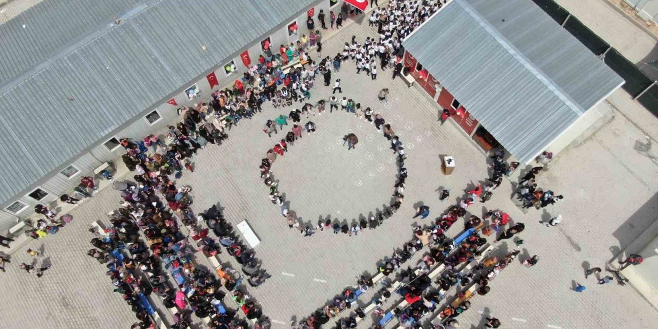 Ahıska Türkü öğrencilerden coşkulu ‘23 Nisan’ kutlaması