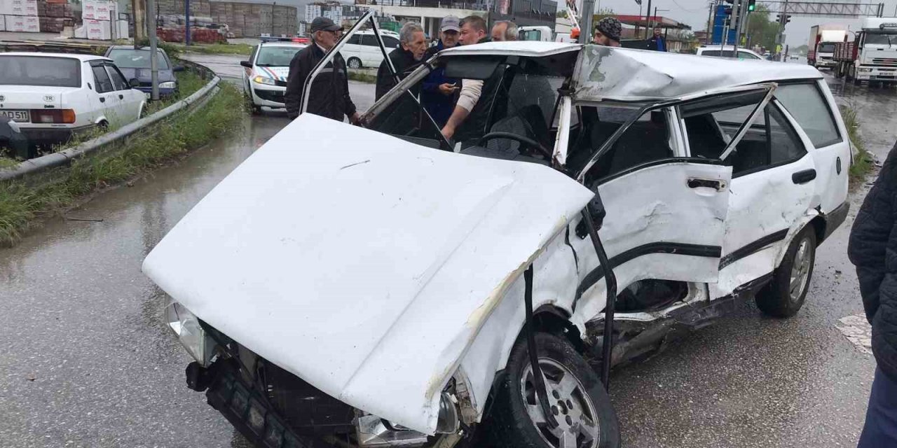 D-100’de tır ile otomobil çarpıştı: 1 yaralı