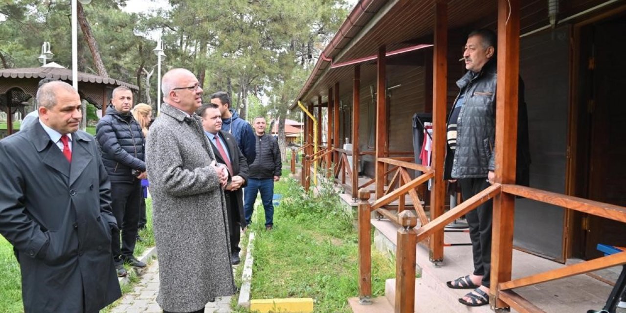 Başkan Ergün, Kırkağaç’ta depremzede aileleri ziyaret etti