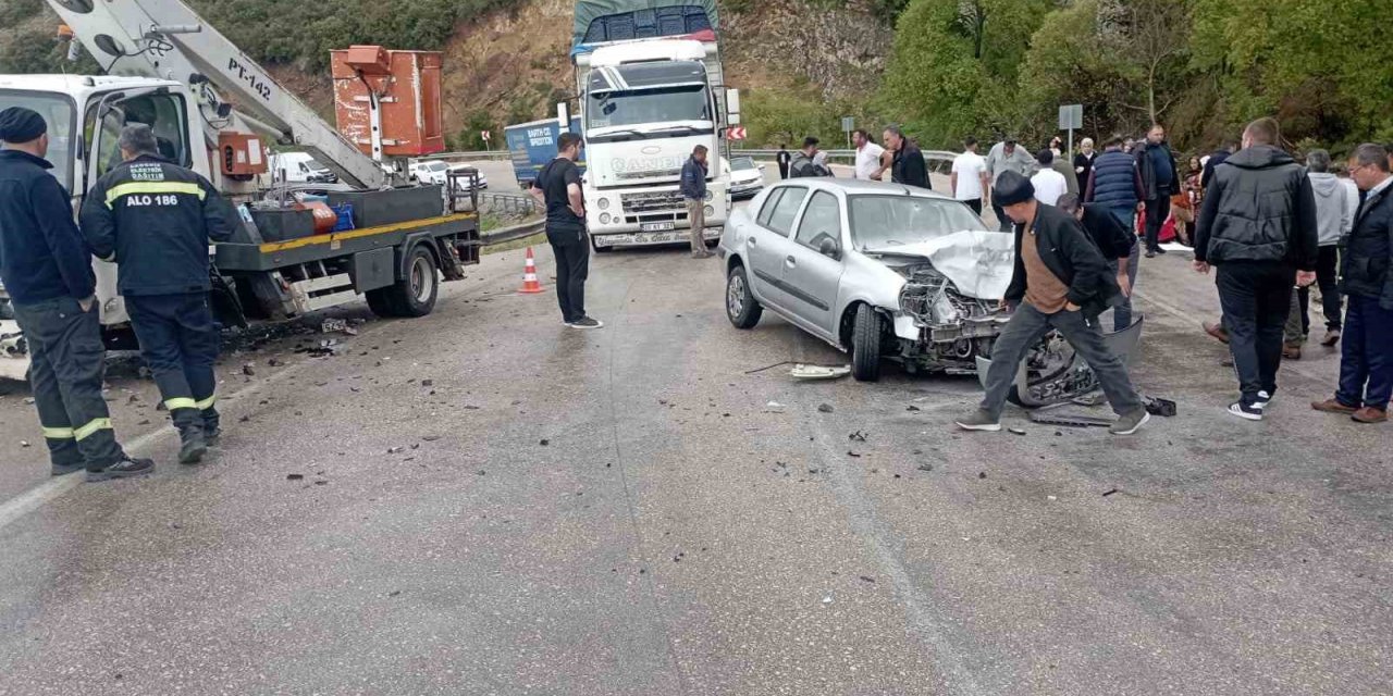 Eğirdir-Konya yolunda kamyonet ile otomobil çarpıştı: 5 yaralı