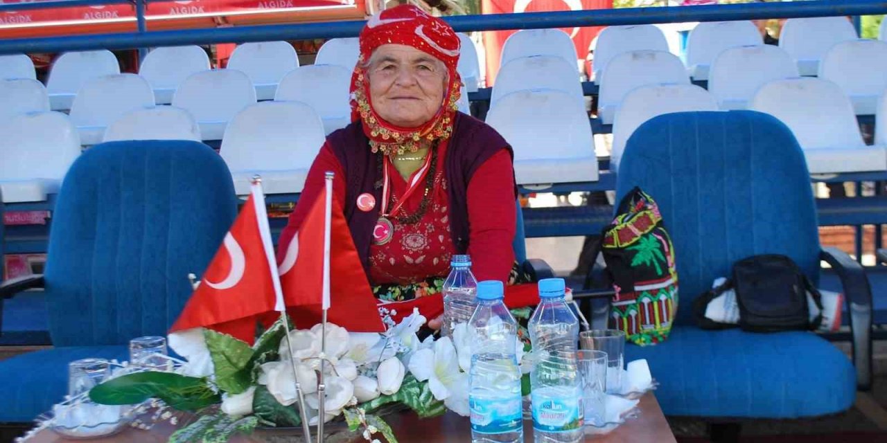 Protokolün renkli siması son yolculuğuna yalnız uğurlandı