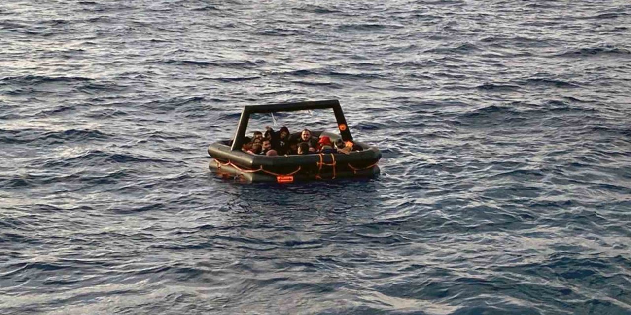 Yunanlıların geri ittiği 17 düzensiz göçmen kurtarıldı