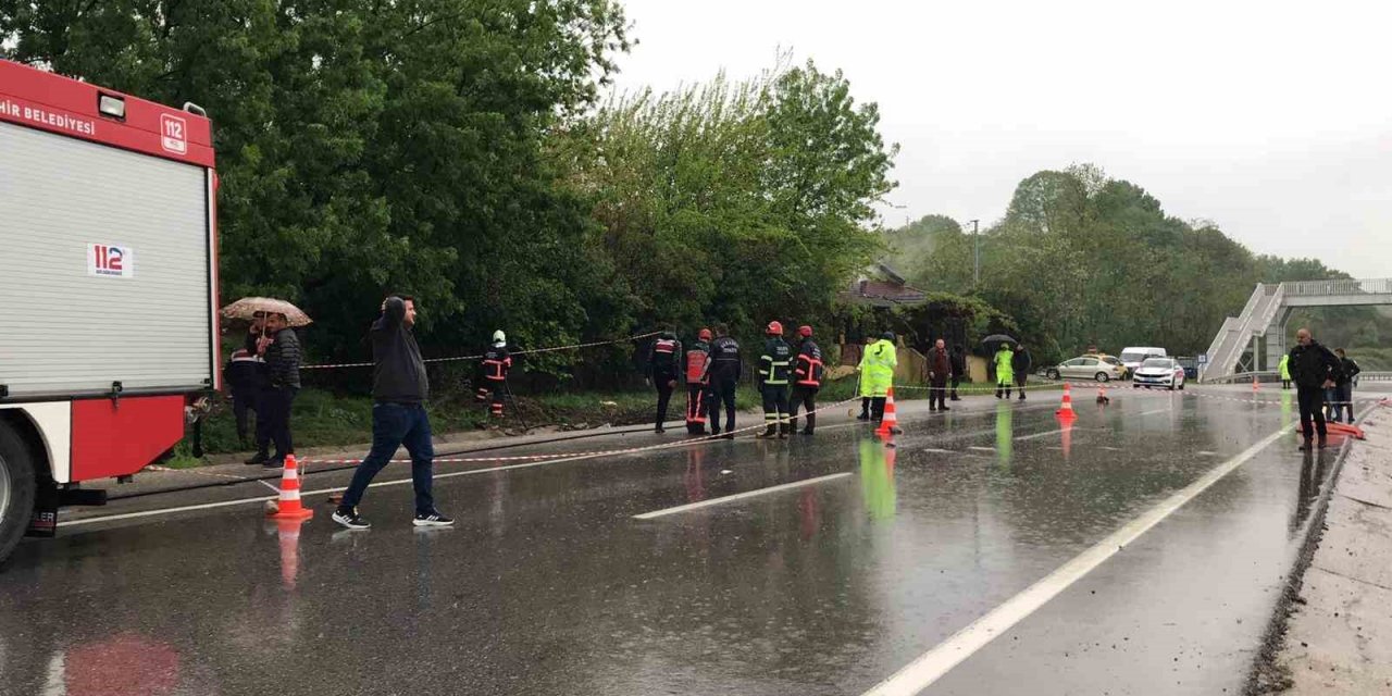 Otomobil bariyerlere çarptı: Yola savrulan 2 kişi hayatını kaybetti