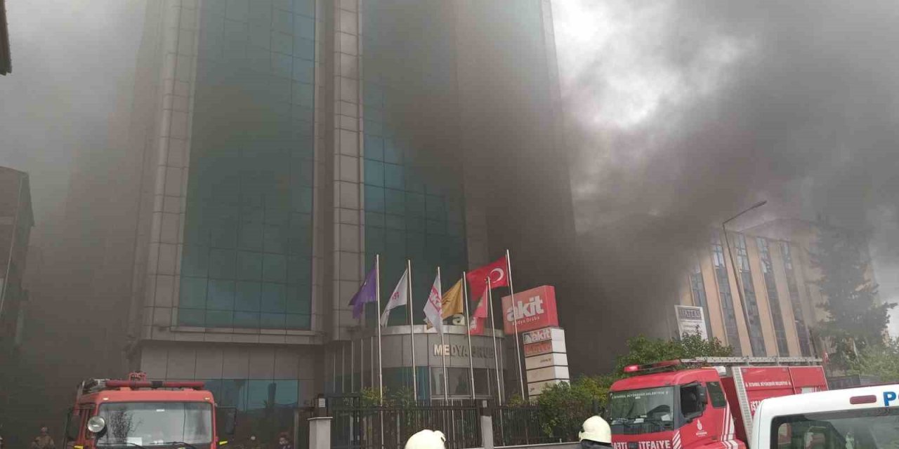 Küçükçekmece’de Akit Medya'nın da içinde bulunduğu binada korkutan yangın